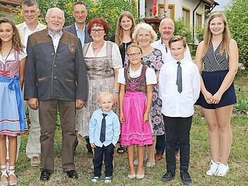 Das Jubelpaar Joseph und Theresa Ruppenstein mit den Gratulanten sowie den Enkelkindern Foto: Gerd Klemenz