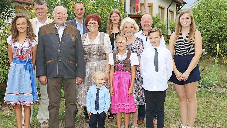 Das Jubelpaar Joseph und Theresa Ruppenstein mit den Gratulanten sowie den Enkelkindern Foto: Gerd Klemenz