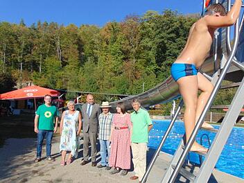 MdL Jürgen Mistol sieht sich im Freibad Gräfenberg um. Foto: Petra Malbrich