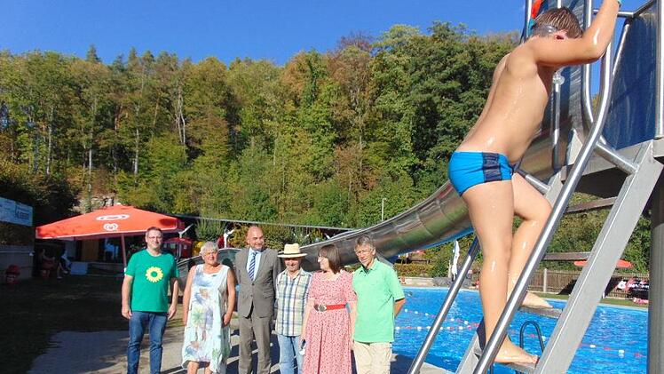 MdL Jürgen Mistol sieht sich im Freibad Gräfenberg um. Foto: Petra Malbrich