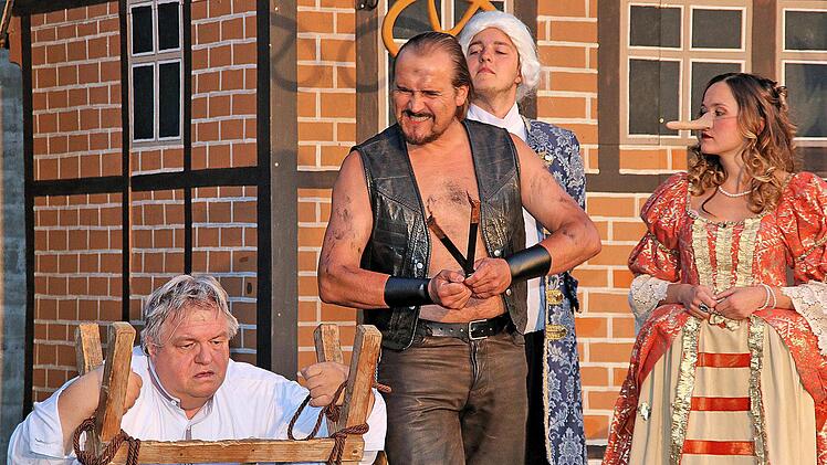 Die Theatergruppe des Heimatsvereins Maßbach zeigte im Freilichttheater in  Poppenlauer das Stück "der Medicus vom Orient". Wie immer kamen die  Zuschauer auch aus der weiteren Umgebung. Foto: Dieter Britz