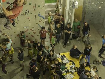 Volles Haus im Kletterzentrum. 80 Teilnehmer waren bei den Kletter-Stadtmeisterschaften am Start. Im Vordergrund Thomas Herres in der anspruchsvollen Route 2 der Ü40-Herren. Fotos: privat