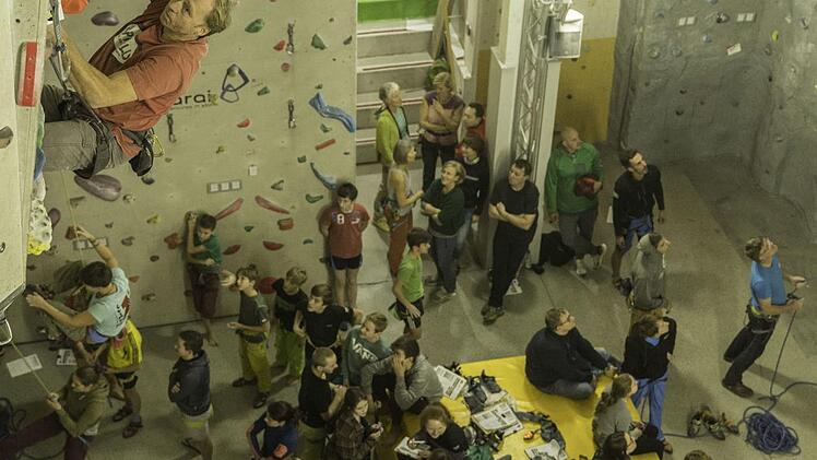 Volles Haus im Kletterzentrum. 80 Teilnehmer waren bei den Kletter-Stadtmeisterschaften am Start. Im Vordergrund Thomas Herres in der anspruchsvollen Route 2 der Ü40-Herren. Fotos: privat