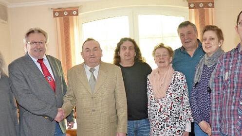 Gratulationscour zum 80. Geburtstag von Reinhold Beetz in Förtschendorf. Von links Pater Helmut Haagen, Bürgermeister Hans Pietz und Jubilar Reinhold Beetz mit Familienangehörigen Foto: K.- H. Hofmann