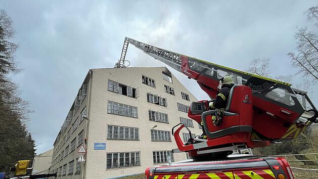 Großbrand auf Fabrikgelände: Flammen zerstören mehrere Gebäude