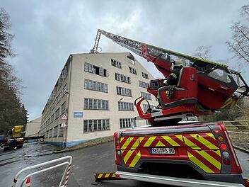 Großbrand auf Fabrikgelände: Flammen zerstören mehrere Gebäude