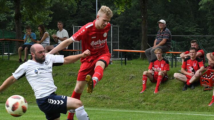 Mit Schmackes schickt Rannungens Alexander Müller das Leder auf die Reise, einen Schritt zu spät kommt Westheims Tobias Wendel. Foto: Hopf