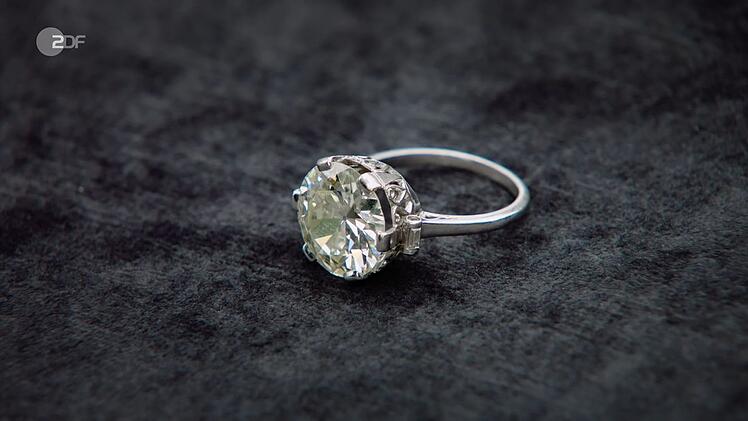 Die Größe des Brillanten schätzt die Expertin auf 6,5 Karat, den Ring auf einen Wert von 15.000 bis 17.000 Euro.