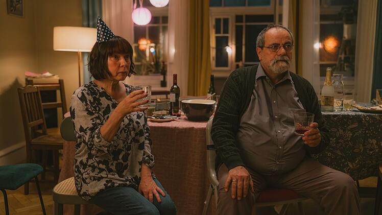 Uschi (Steffi K&uuml;hnert) und Bernhard (Matthias Brenner) bek&auml;mpfen die atmosph&auml;rischen St&ouml;rungen der Geburtstagsparty mit Alkohol.