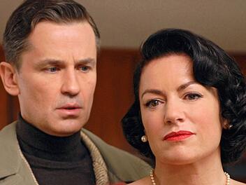 F&uuml;r einen Geist erstaunlich intransparent: Ursula Gothe (Christine Neubauer) hat immer geglaubt, dass Ex-Lover Achim Lenau (Timothy Peach) im Krieg gefallen ist.