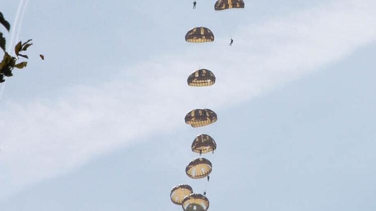 Absprunghöhe: rund 300 Meter. Im  Ernstfall  würde  aus  80  Metern abgesetzt.