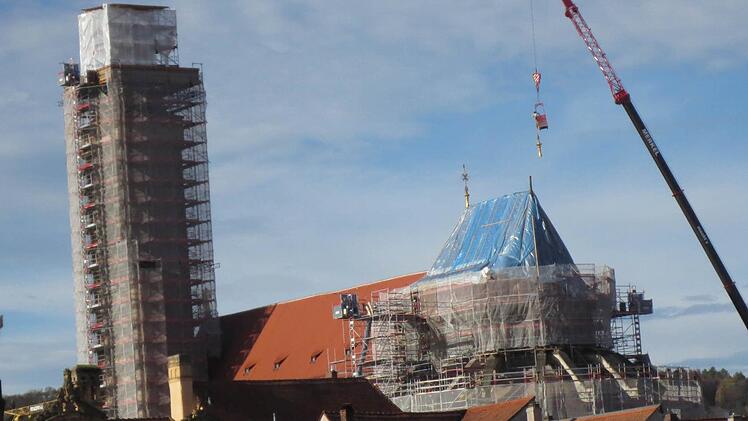 Die Abmontage der Turmkreuze und Turmknäufe hat unser Leser Werner Bätzing fotografiert.