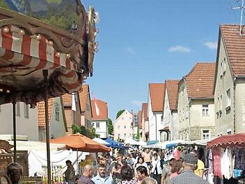 Markttreiben in der Hennebergstraße von Ebenhausen. Foto: Stefan Geiger