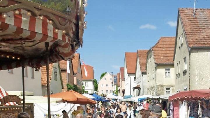 Markttreiben in der Hennebergstraße von Ebenhausen. Foto: Stefan Geiger