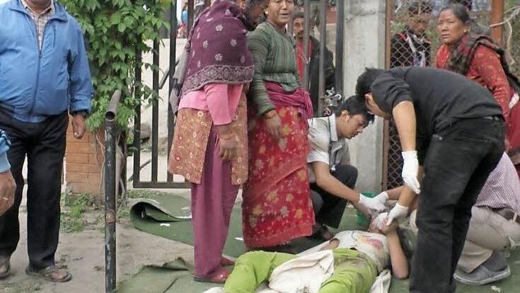 Notversorgung unter einfachsten Umständen: Im Siddhi Memorial Hospital in Bhaktapur werden Patienten im Freien auf dem nackten Boden behandelt.  Foto: Siddhi Memorial Foundation