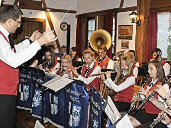 Die Städtische Jugendkapelle Kulmbach unter der Leitung von Harald Streit Fotos: Klaus-Peter Wulf