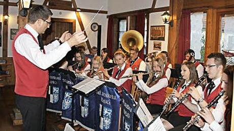 Die Städtische Jugendkapelle Kulmbach unter der Leitung von Harald Streit Fotos: Klaus-Peter Wulf