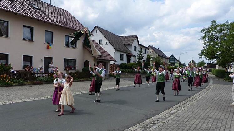 Der Jubelverein, Landjugend Rugendorf, führte den farbenprächtigen Festumzug durch die Straßen Rugendorfs an.