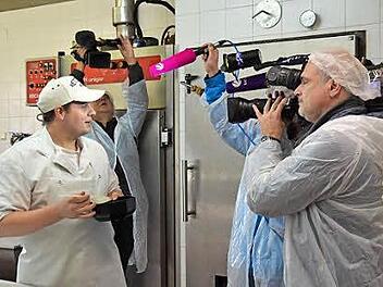 Metzgermeister Markus Alles ist umringt von Kameras. Während ihn die Filmleute des privaten Fernsehsenders SAT 1 Bayern interviewen, dreht der Kollege vom Bayerischen Rundfunk im Hintergrund. Foto: K. Kupka-Hahn