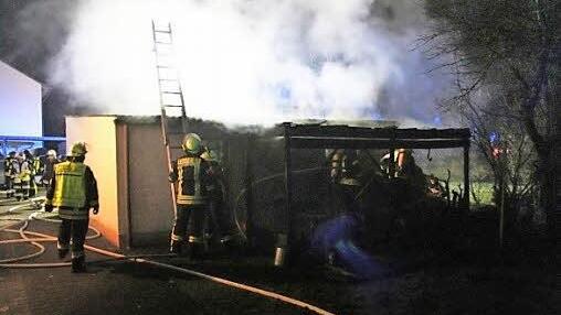 Ein Geräteschuppen in der Klebheimer Straße in Röttenbach stand in Flammen.