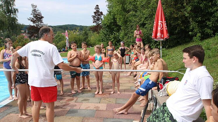 40 Kinder lernten die Rettung einer Person beim Ferienprogramm in Maßbach (vorne links: der Vorsitzende Uwe Kretzschmar) . Foto: Dieter Britz