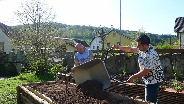Einheimische, Syrer, "Zugereiste" und Freunde aus Nachbarorten treffen sich im Gemeinschaftsgarten in Eckarts zur Gartenarbeit. Foto: Julia Hildmann