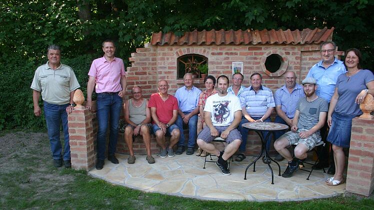 Bürgermeister Marco Steiner (2.v.l) dankte allen Beteiligten, die mitviel Engagement und Herzblut ein Denkmal zum 700. JubiläumBlumenrods erschaffen haben.    Foto: Martin Rebhan