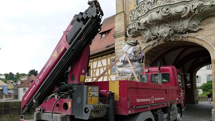 Maria wurde stehend auf dem Kranwagen von der Restaurierungswerkstatt zur Oberen Brücke transportiert.