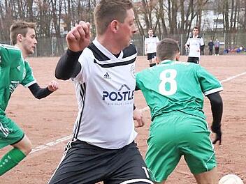 Die Eberner Scharting (links) und Geuß (rechts) setzen sich gegen den Lauterer Gegenspieler im Mittelfeld durch.  Foto: Wolfgang Dietz