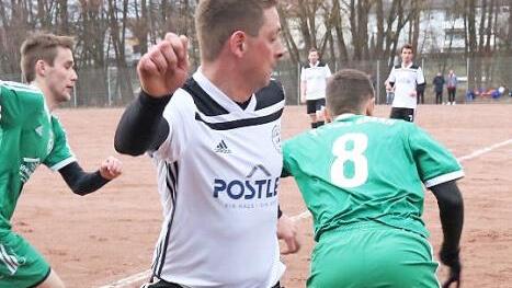 Die Eberner Scharting (links) und Geuß (rechts) setzen sich gegen den Lauterer Gegenspieler im Mittelfeld durch.  Foto: Wolfgang Dietz