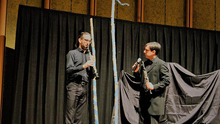 Dirigent Carlos Domingues Nieto stellt die einzelnen Instrumente vor. Foto: Werner Vogel