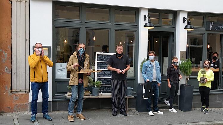 Das Coburger Lokal 1627 und Freunde trotzen der Corona-Krise mit gemeinsamer Aktion. Von links: Uwe Dzxyck, Heiko Riedmann, René Friedel, Marc Refior, Andrea Lindner, Karin Zillmer, Marc Demel. Foto: Simone Bastian