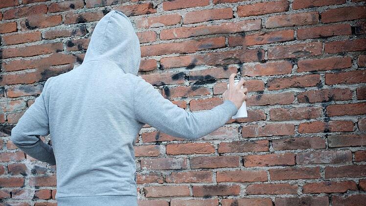 Zwei Schmierfinken sind der Polizei ins Netzt gegangen.  Symbolfoto: Paolese/Adobe Stock