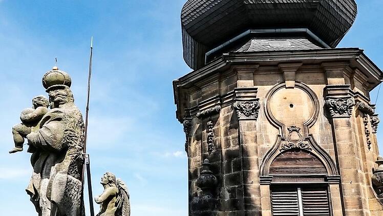 Die Madonnafigur mit einem der beiden Engel zwischen den Türmen.