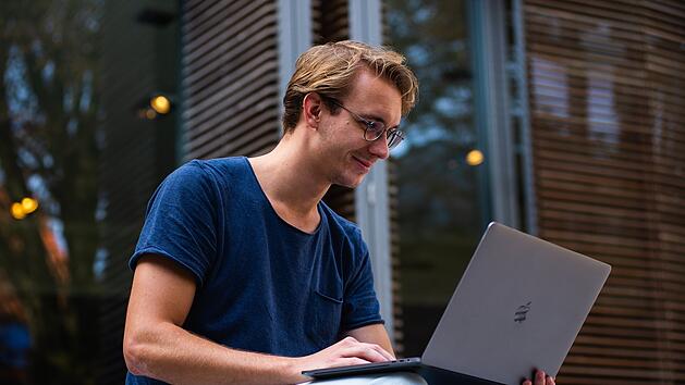Minijob, Midijob oder kurzfristige Beschäftigung - Studierende haben viele Möglichkeiten, sich nebenbei etwas dazuzuverdienen. Was sollte man wissen, bevor man sich für einen Nebenjob bewirbt?