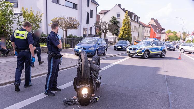 Beim Abbiegen: Biker kracht mit Motorrad in Auto