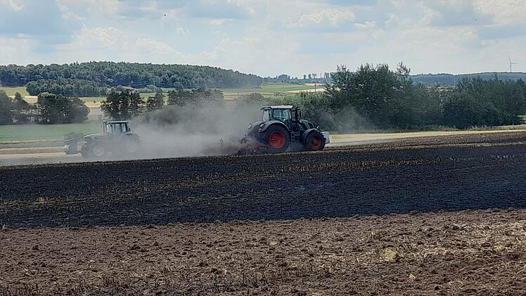 Wachenroth: Brand auf Getreidefeld - Landwirte helfen dankbarer Feuerwehr