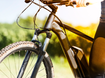 Ein Mountainbiker &uuml;bersah einen geparkten Wagen und kollidierte. (Symbolfoto)