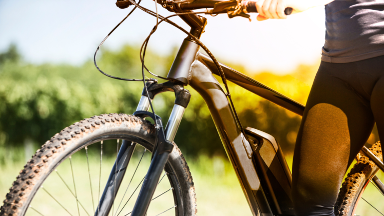 Mit einem E-Mountainbike kann man mühelos Hügel und unebenes Terrain überwinden. Sie sind besonders nützlich für Menschen, die ihre körperliche Anstrengung reduzieren möchten, ohne auf das Fahrerlebnis zu verzichten.