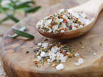 Salz, Kräuter, Kräutersalz, Gewürze, Gesundheit, Ernährung