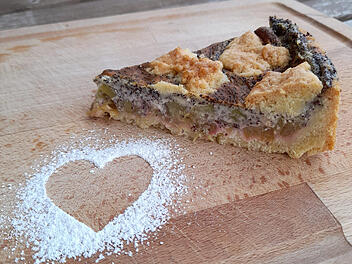 Mohntarte mit Pudding und Obst