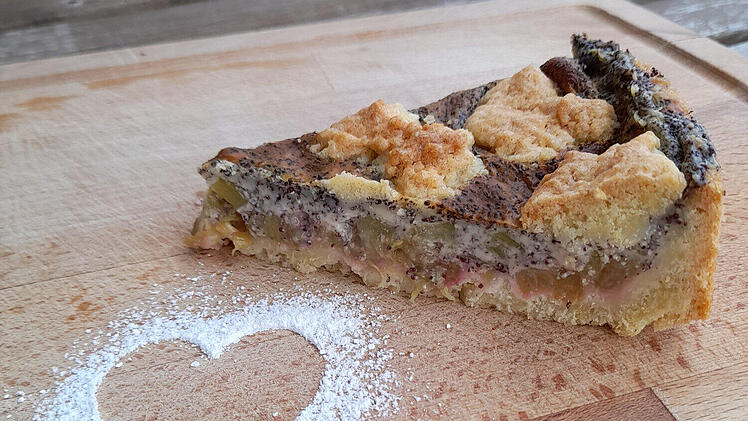 Mohntarte mit Pudding und Obst