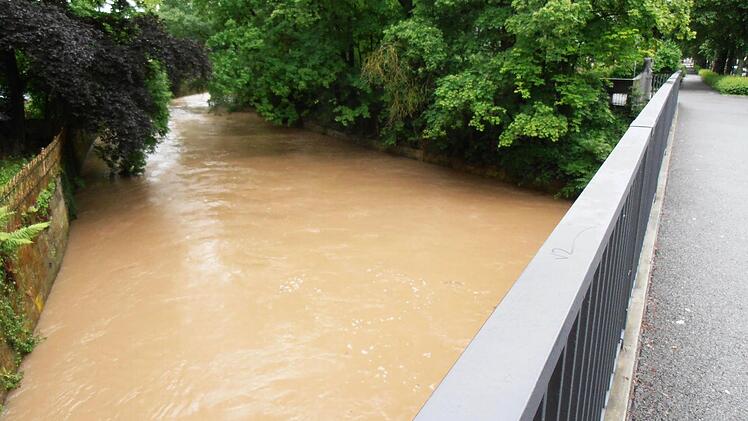Noch am Vortag war der Pegelstand an gleicher Stelle etwas höher. Überflutet war das Ufer freilich auch am Samstag noch längst nicht.