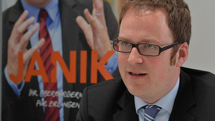 Wir haben dem neuen Erlanger Oberbürgermeister, Florian Janik, vier Bilder gezeigt. Was fällt ihm spontan dazu ein? Foto: Ronald Rinklef