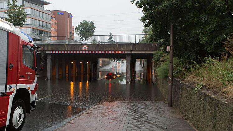Ein Mainzer Autolenker fuhr in die überflutete Unterführung in der Güterhallenstraße in Erlangen und blieb in dieser im Wasser stehen. Das Auto wurde von einem Bergungsunternehmen herausgezogen. Foto: News5/Weier