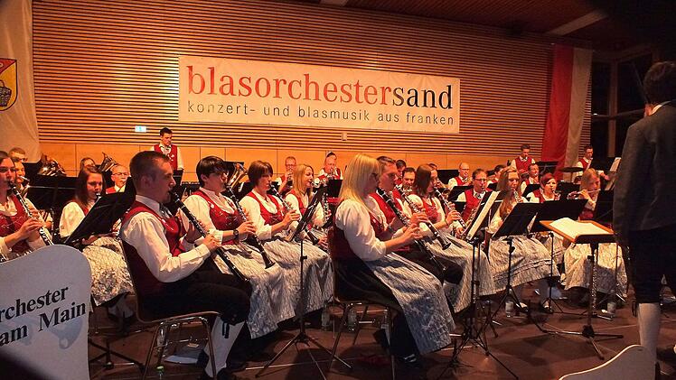 Mit seinen über 60 Musikern glänzte das Blasorchester beim Frühjahrskonzert. Fotos: Alfons Beuerlein