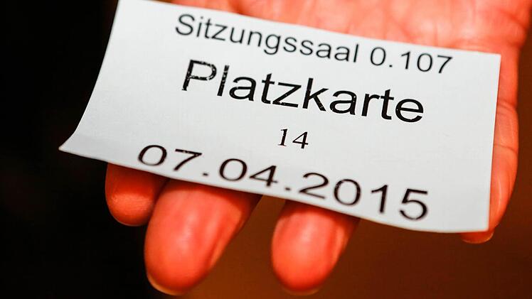 Besucher haben nur mit Platzkarte Zutritt zum Sitzungssaal. Die Karten werden an allen Verhandlungstagen ab 7.30 Uhr vor dem Gerichtsgebäude am Wilhelmsplatz ausgegeben.  Foto: Matthias Hoch/Archiv