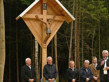 Festakt zur Einweihung des neuen Waldkreuzes im Forstrevier Klosterlangheim, in der Nähe von Trieb, von links stellvertretender Landrat Helmut Fischer, Hermann Przibylla, der Schöpfer der Christusfigur, Personalratsvorsitzender Baptist Fischer, Dritter Bürgermeister Winfried Weinbeer, Pastoralreferent Clemens Grünbeck und Forstbetriebsleiter Peter Hagemann Foto: Alfred Thieret