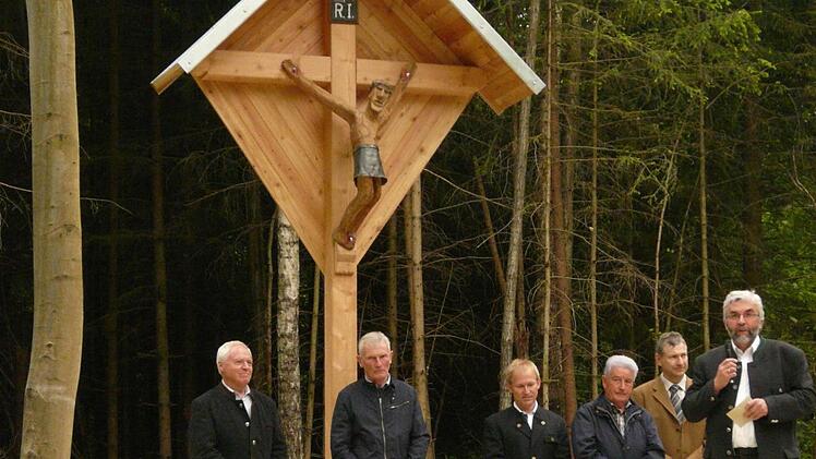 Festakt zur Einweihung des neuen Waldkreuzes im Forstrevier Klosterlangheim, in der Nähe von Trieb, von links stellvertretender Landrat Helmut Fischer, Hermann Przibylla, der Schöpfer der Christusfigur, Personalratsvorsitzender Baptist Fischer, Dritter Bürgermeister Winfried Weinbeer, Pastoralreferent Clemens Grünbeck und Forstbetriebsleiter Peter Hagemann Foto: Alfred Thieret