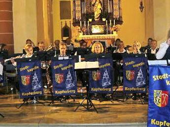 Die Stadtkapelle Kupferberg beim Konzert in der vollbesetzten Sankt Vitus Pfarrkirche unter der Leitung von Dirigent Valerij Efremov (Gesang Gaby Bunzel) Foto: Klaus-Peter Wulf